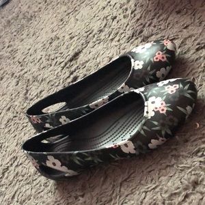 crocs laura printed flats